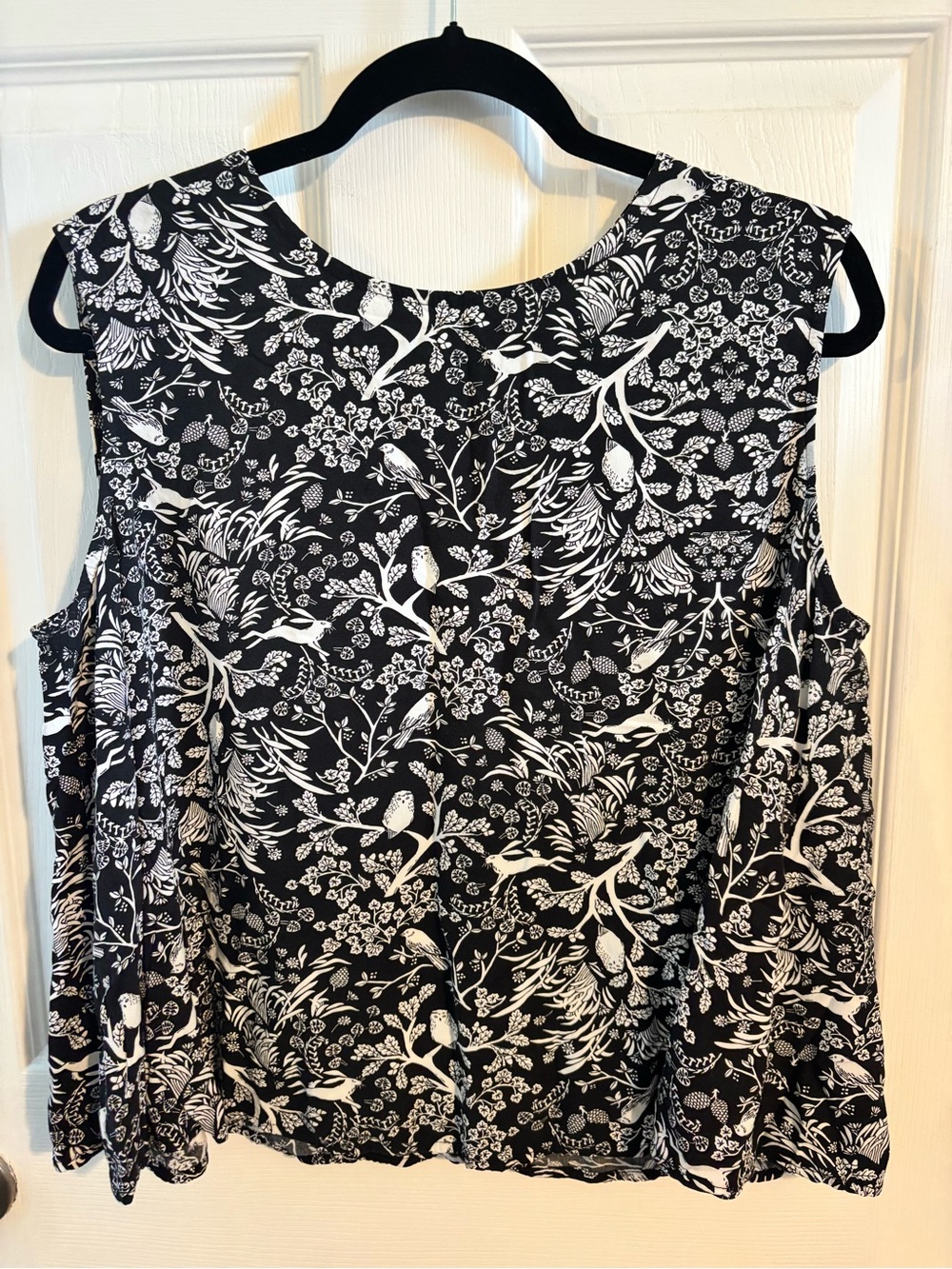 😍Women’s Black & White Floral Bird Print Sleeveless Top Size XL